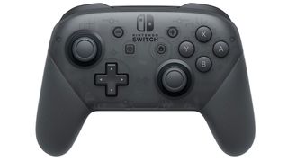 En svart Nintendo Switch Pro Controller visas upp mot en vit bakgrund.