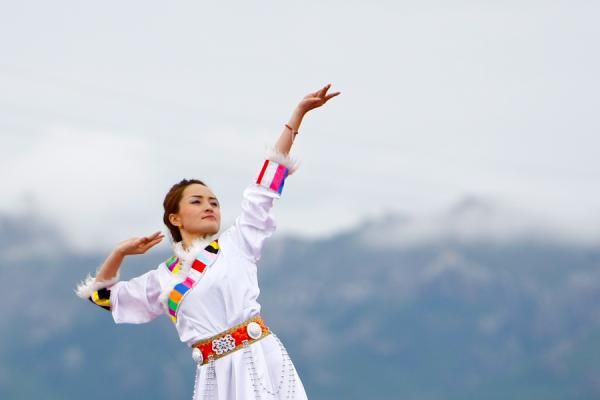 Beautiful Chinese dancer performs before the race start today