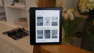 Amazon Kindle Oasis -lukulaite pöydällä