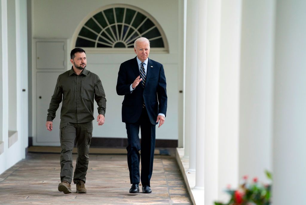 Ukrainian President Volodymyr Zelensky (L) walks with U.S. President Joe Biden down the colonnade to the Oval Office during a visit to the White House September 21, 2023