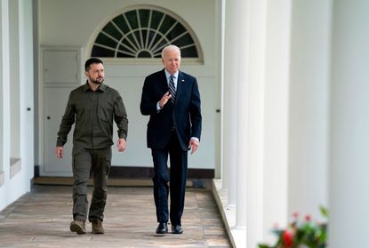  Ukrainian President Volodymyr Zelensky (L) walks with U.S. President Joe Biden down the colonnade to the Oval Office during a visit to the White House September 21, 2023