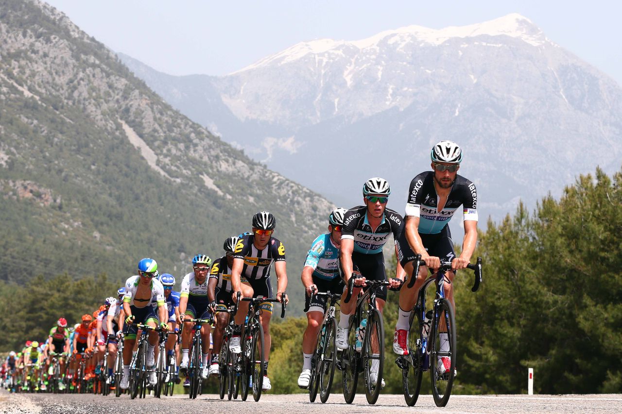 Etixx-Quickstep protects Cavendish