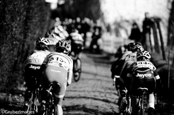 The women's peloton stretched out on the Molenberg