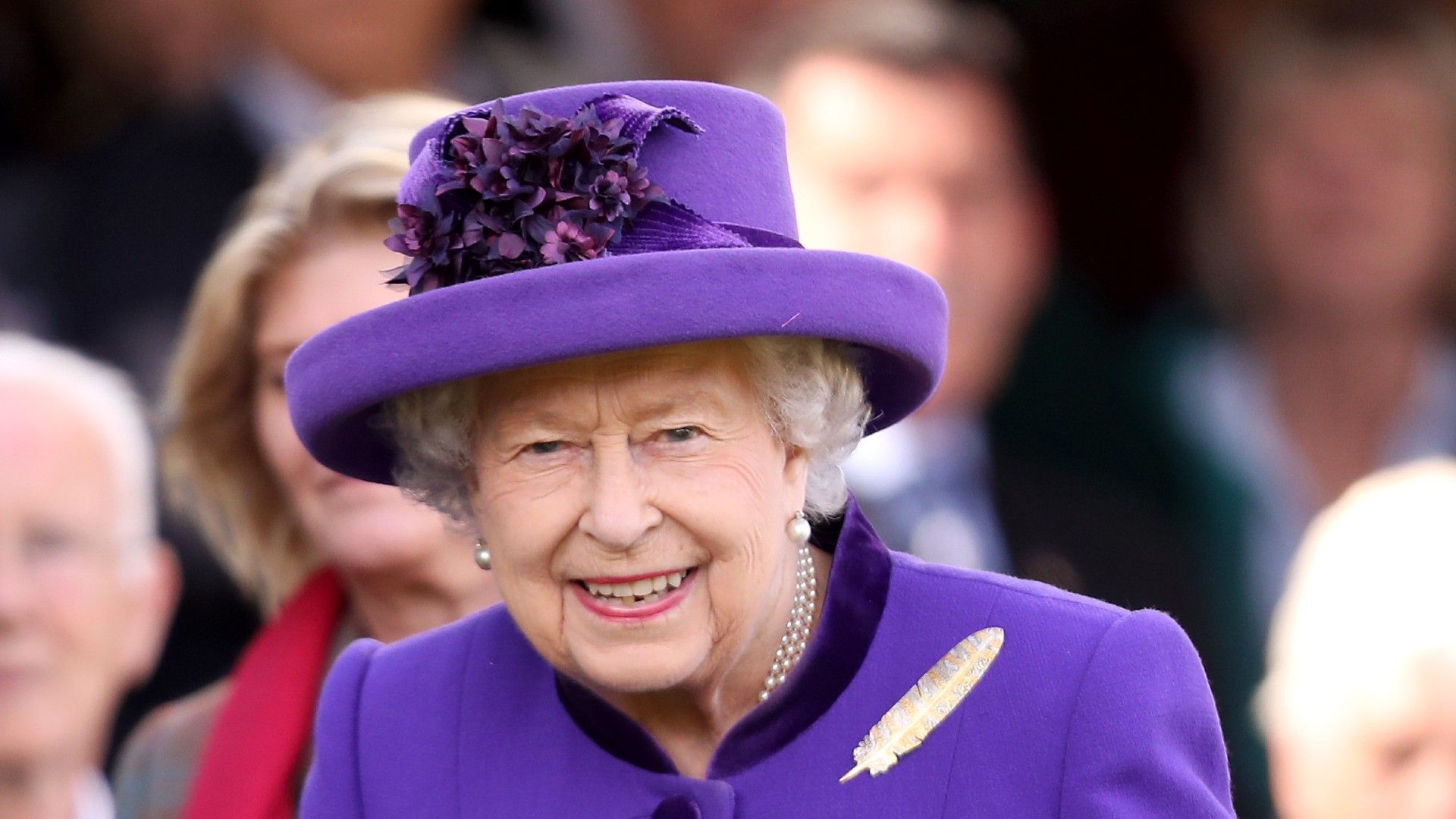 Queen reveals 'dinner party' plans in Scotland in rare off-script ...
