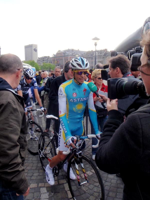 Alberto Contador (Astana) always attracts a crowd