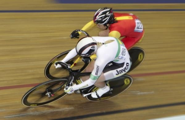 Australia&sup1;s Kaarle McCulloch takes on Shuang Guo (China) in the womens sprint QF