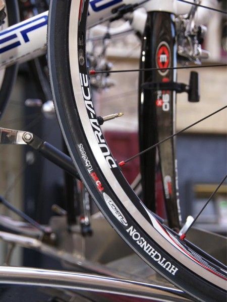 Some Fran&ccedil;aise des Jeux riders again opted to use Hutchinson Fusion 2 Road Tubeless tires on their Shimano Dura-Ace WH-7850-SL wheels.