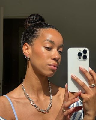 Amaka Hamelijnck taking a selfie with glowing skin