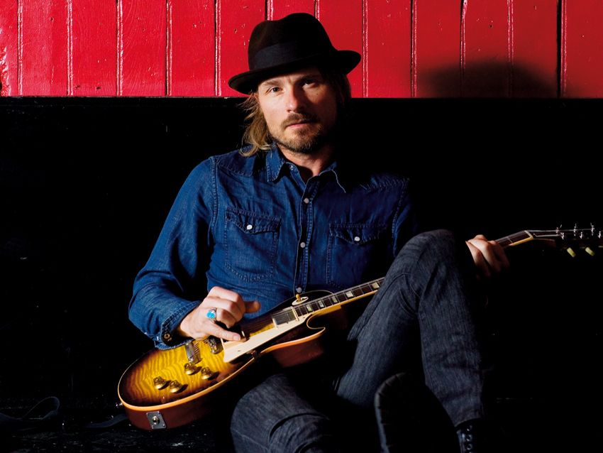 Nalle's main guitar is a tobacco sunburst 2005 VOS Gibson Les Paul.
