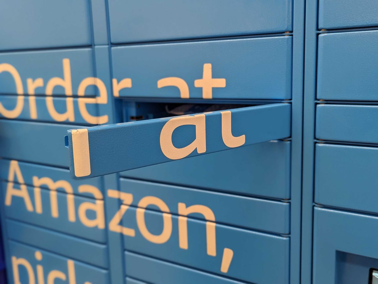 Amazon Locker open