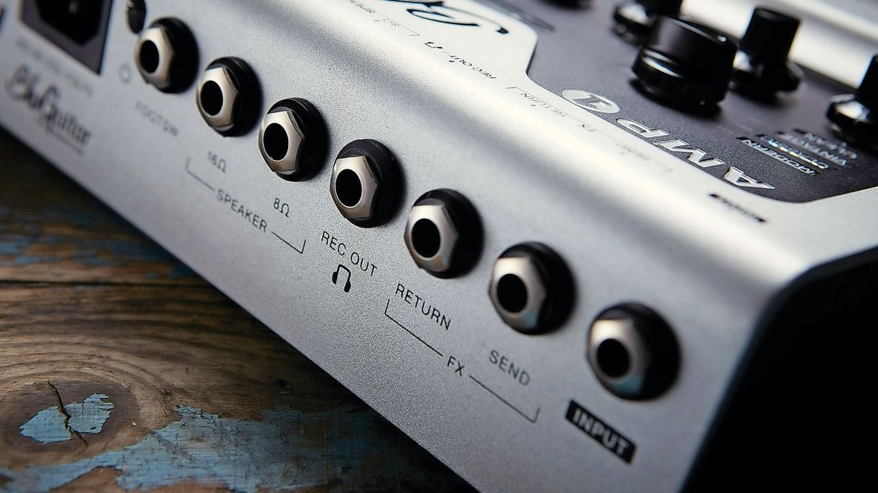The footswitch socket automatically senses if a regular latching footswitch or MIDI controller is connected