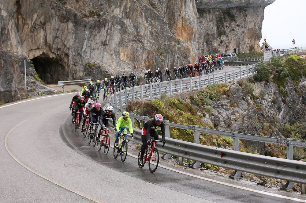The Peloton rides along the coast during the 2015 Milan-San Remo.