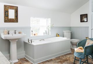 Traditional bathroom with wood panelling