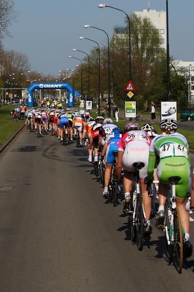 The bunch was all together as it approached the penultimate passage of the small finishing circuit