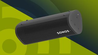 Bästa Bluetooth-högtalare: En svart Sonos Roam mot en flerfärgad grön bakgrund.