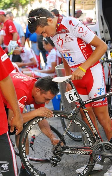 Fabio Duarte's bike receives some attention.