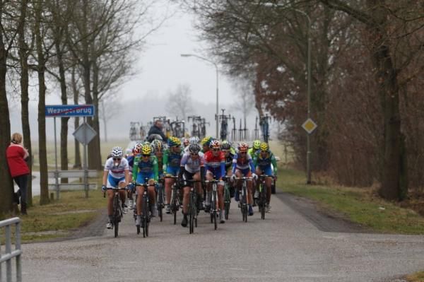 The lead group leaves the cobbles behind them and heads back to the climb