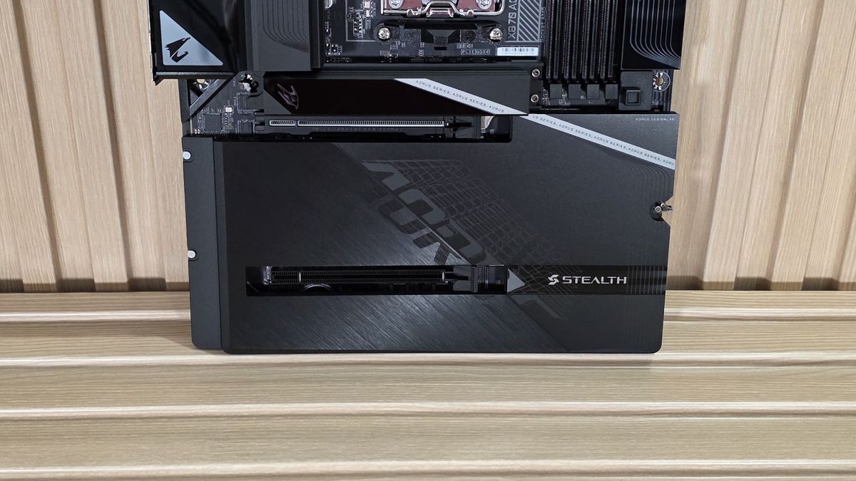 Gigabyte X870 Aorus Stealth - Bottom half front/back