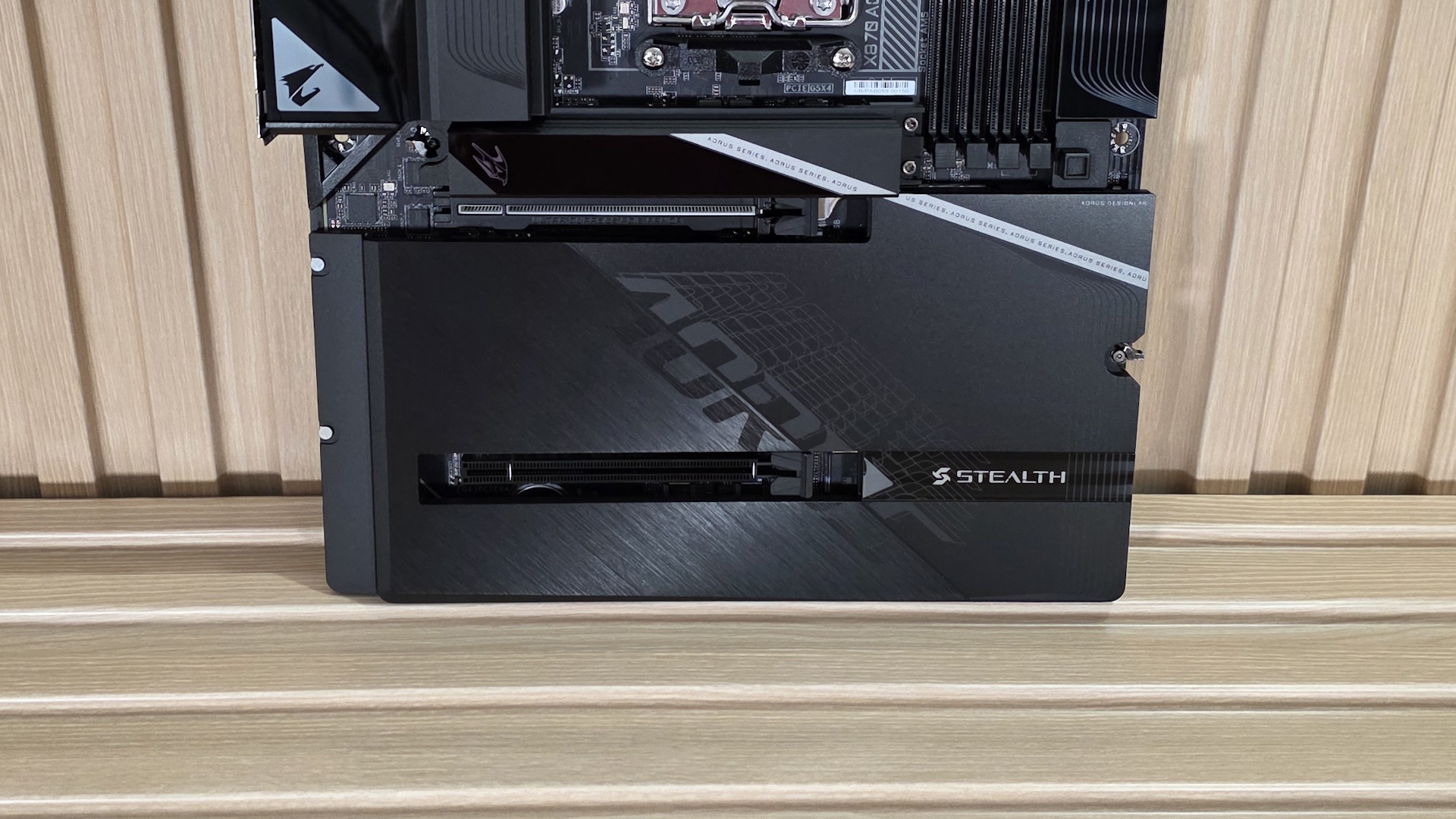 Gigabyte X870 Aorus Stealth - Bottom half front/back