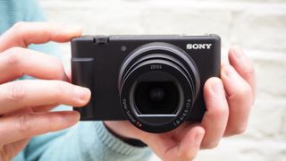 La caméra Sony ZV-1 II dans des mains