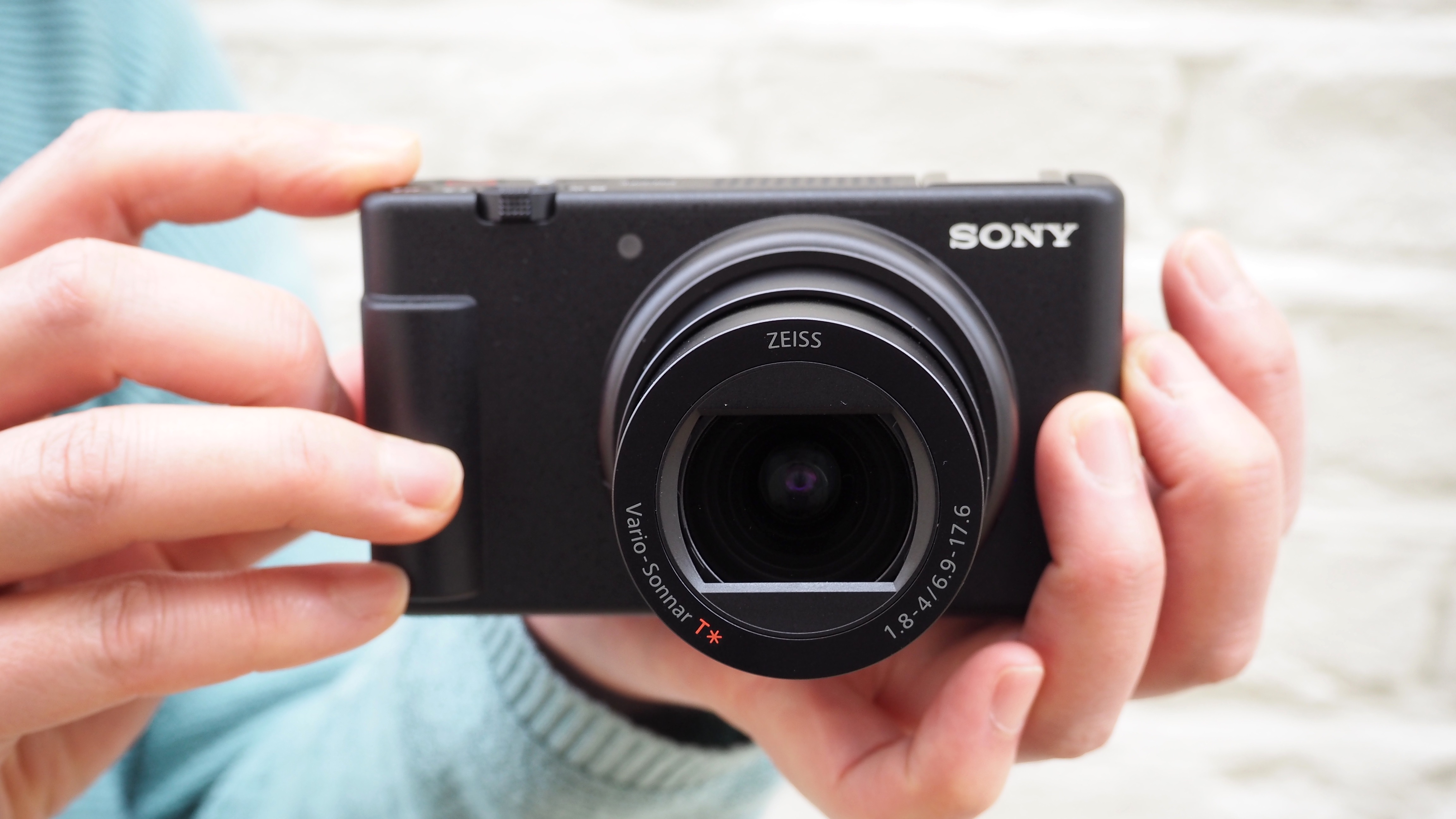 Sony Камера ЗВ-1 II в руке
