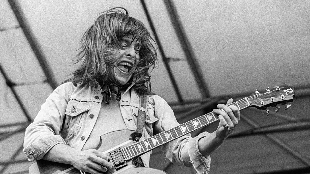 Rick Derringer onstage in 1977