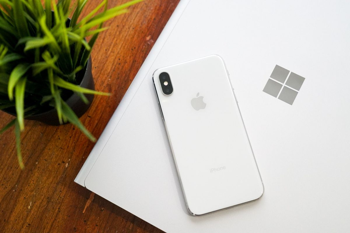 Ios better. Iphone x White. Айфон 10 белый. Microsoft Phone 2023. Microsoft Phone 2022.