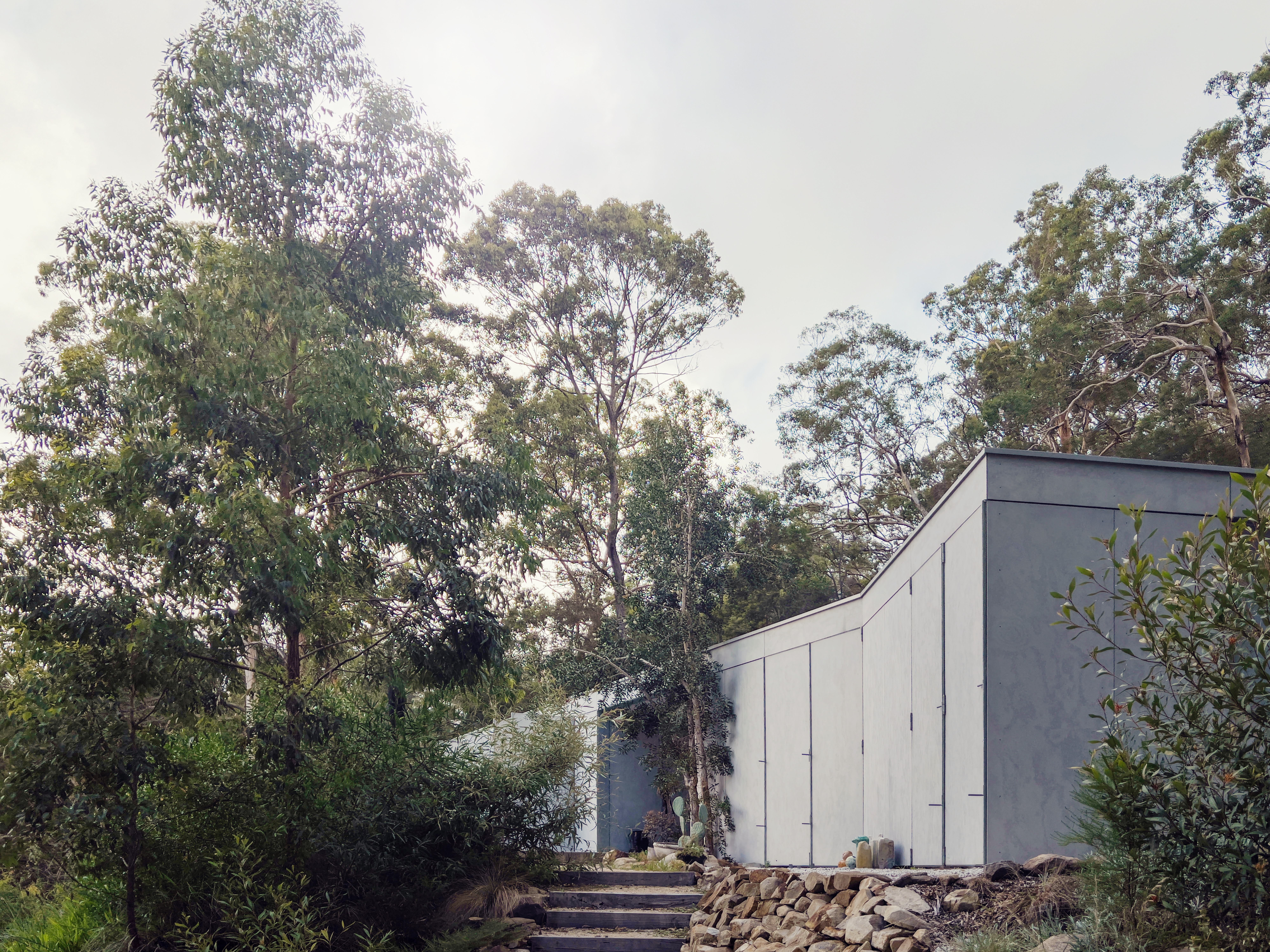 Amongst the Eucalypts, an australian holiday home fit to resist bushfires, designed as a rectangular box that seals hermetically