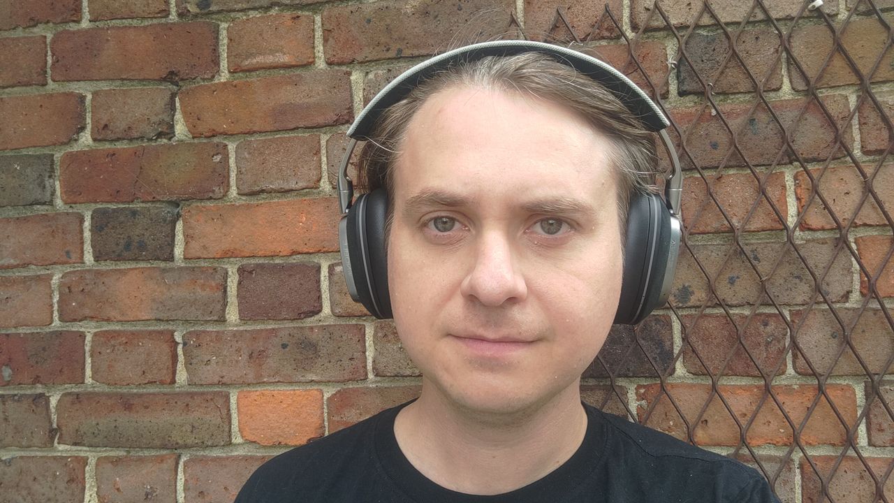 Photograph of man wearing Noble Audio FoKus Artemis headphone