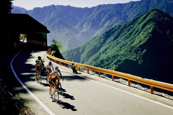 Riders climbs the gruelling 100km ascent to MT Wuling