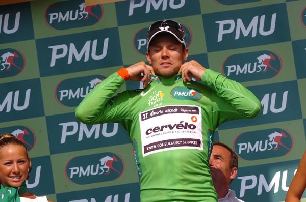 Thor Hushovd (Cervelo) attacked ahead of the Col du Tourmalet and made the main peloton, regaining the green jersey through points at the finish.