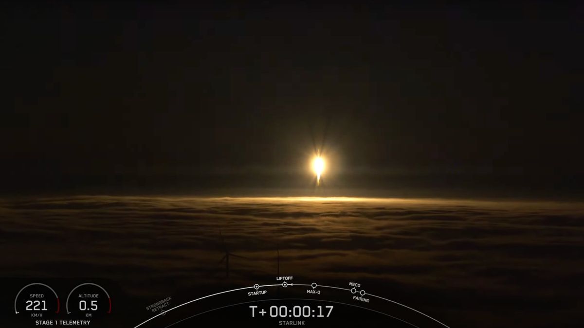 SpaceX выводит на орбиту 15 спутников Starlink, наземную ракету — в море