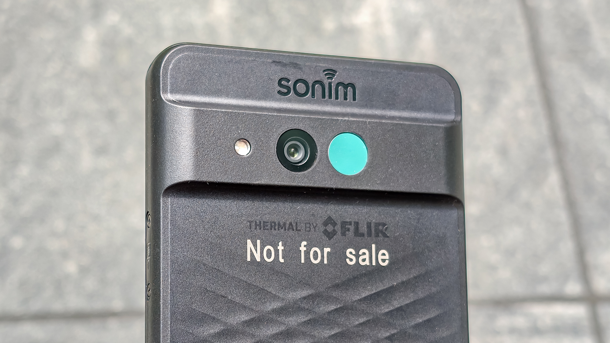 نمای نزدیک حرارتی دوربین Sonim XP Pro و سنسور FLIR.