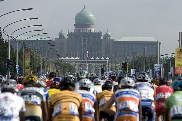 The peloton head towards the Prime Minister's house in Putrajaya on stage six to the Genting Highlands.