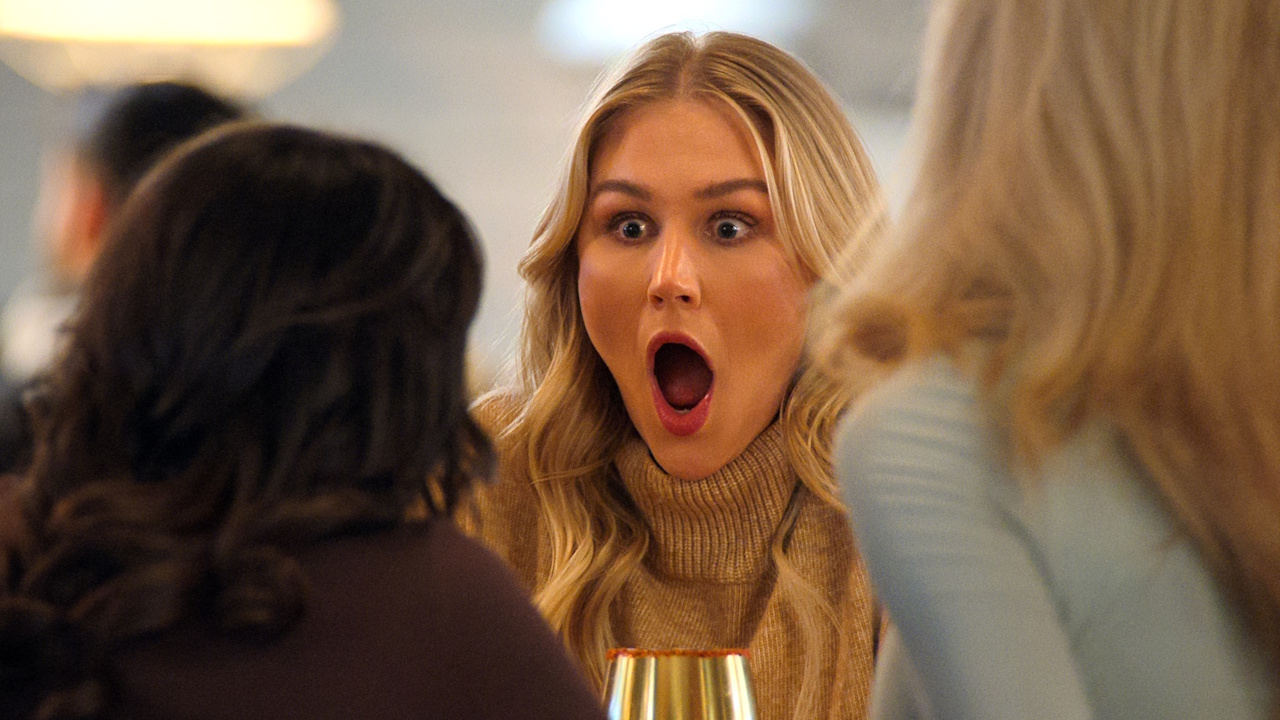 クリスティン・ハミルトンは『ラブ・イズ・ブラインド』シーズン10で驚いた表情をしている。