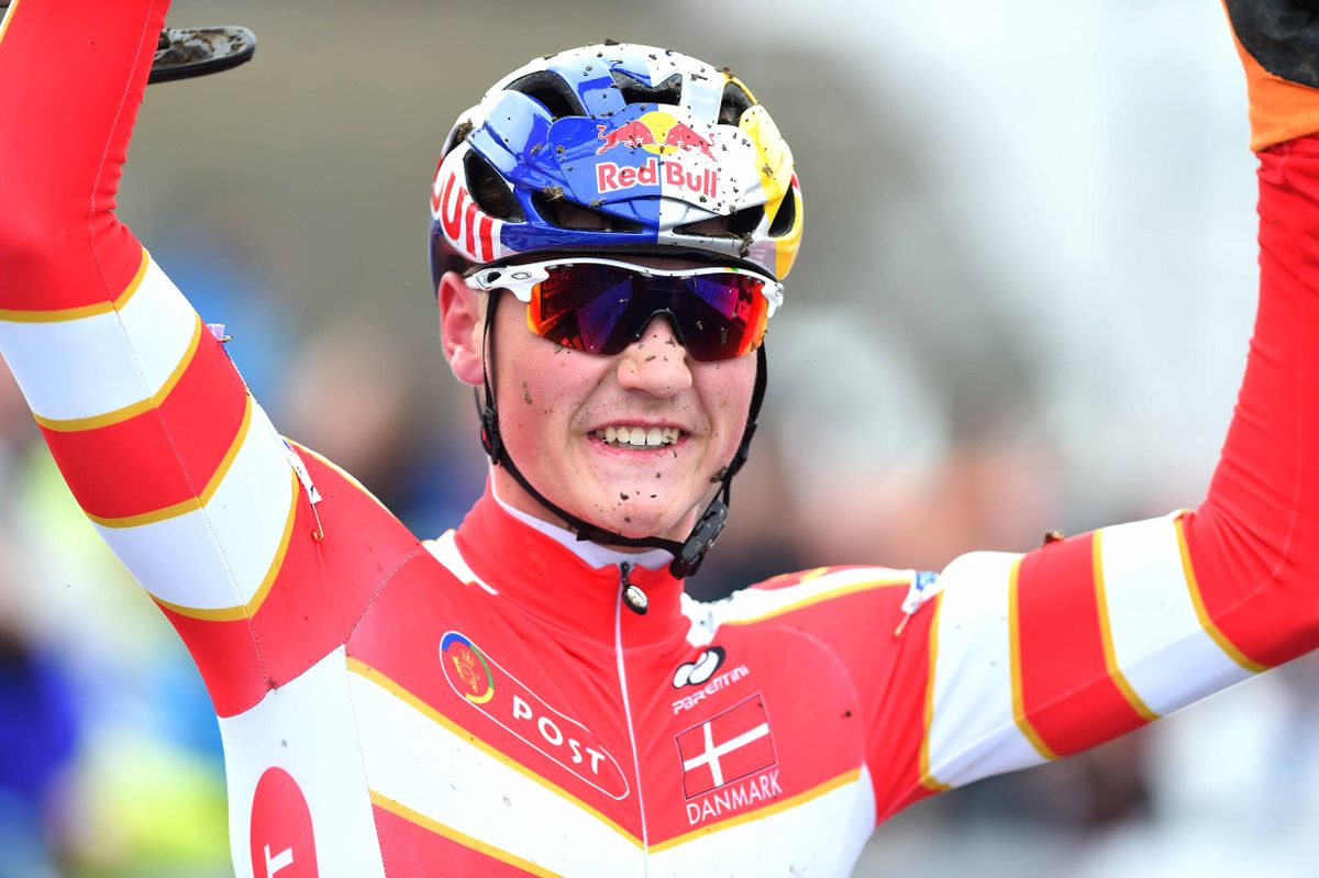 Simon Andreassen wins the junior men's race
