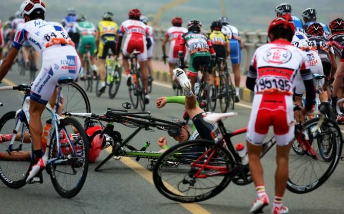 A crash splits the peloton