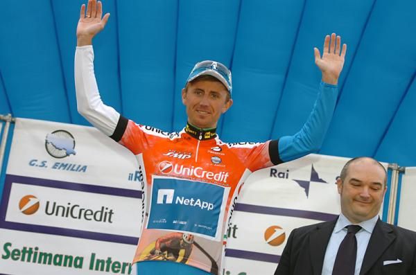 Bartosz Huzarski (Team NetApp) takes over the leader's jersey from teammate Cesare Benedetti.