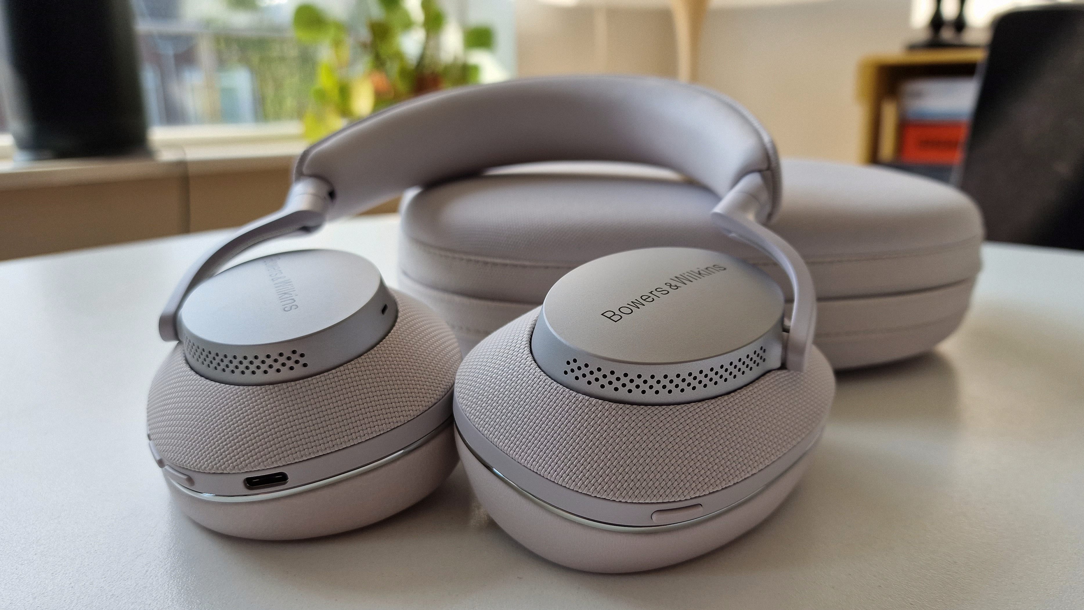 Bowers & Wilkins PX7 S2 ligger på et bord op ad etuiet med synlige detaljer i designet.