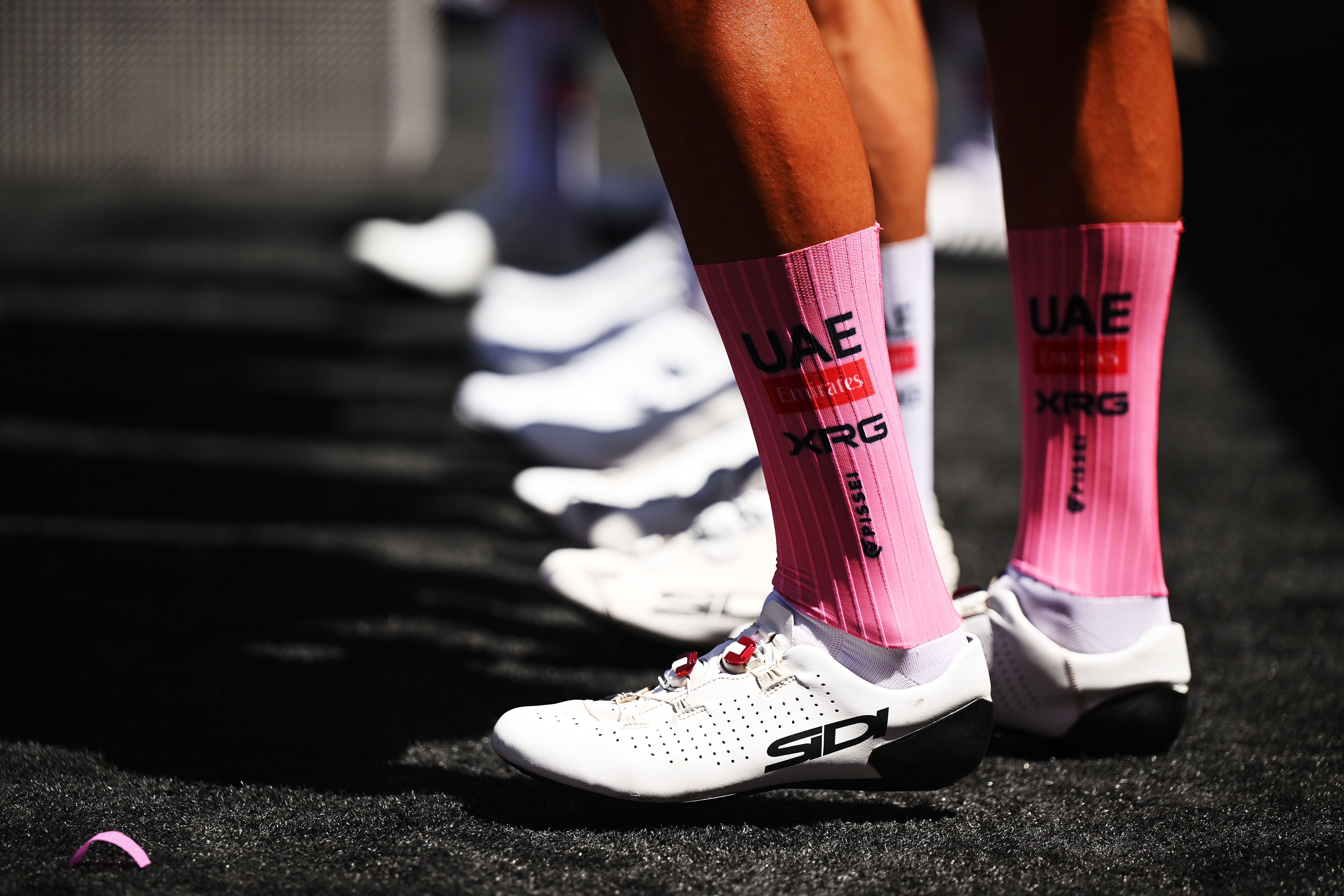 Isaac Del Toro du Mexique et l'équipe des Émirats arabes unis - XRG - Chaussures Pink Leader Jersey avant le 108e Giro d'Italia 2025