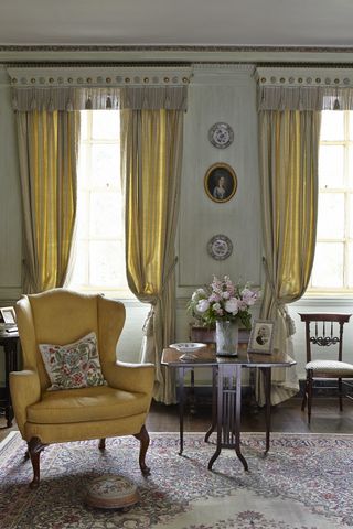 living_room_yellow_chair_detail_carpet_flowers_curtains