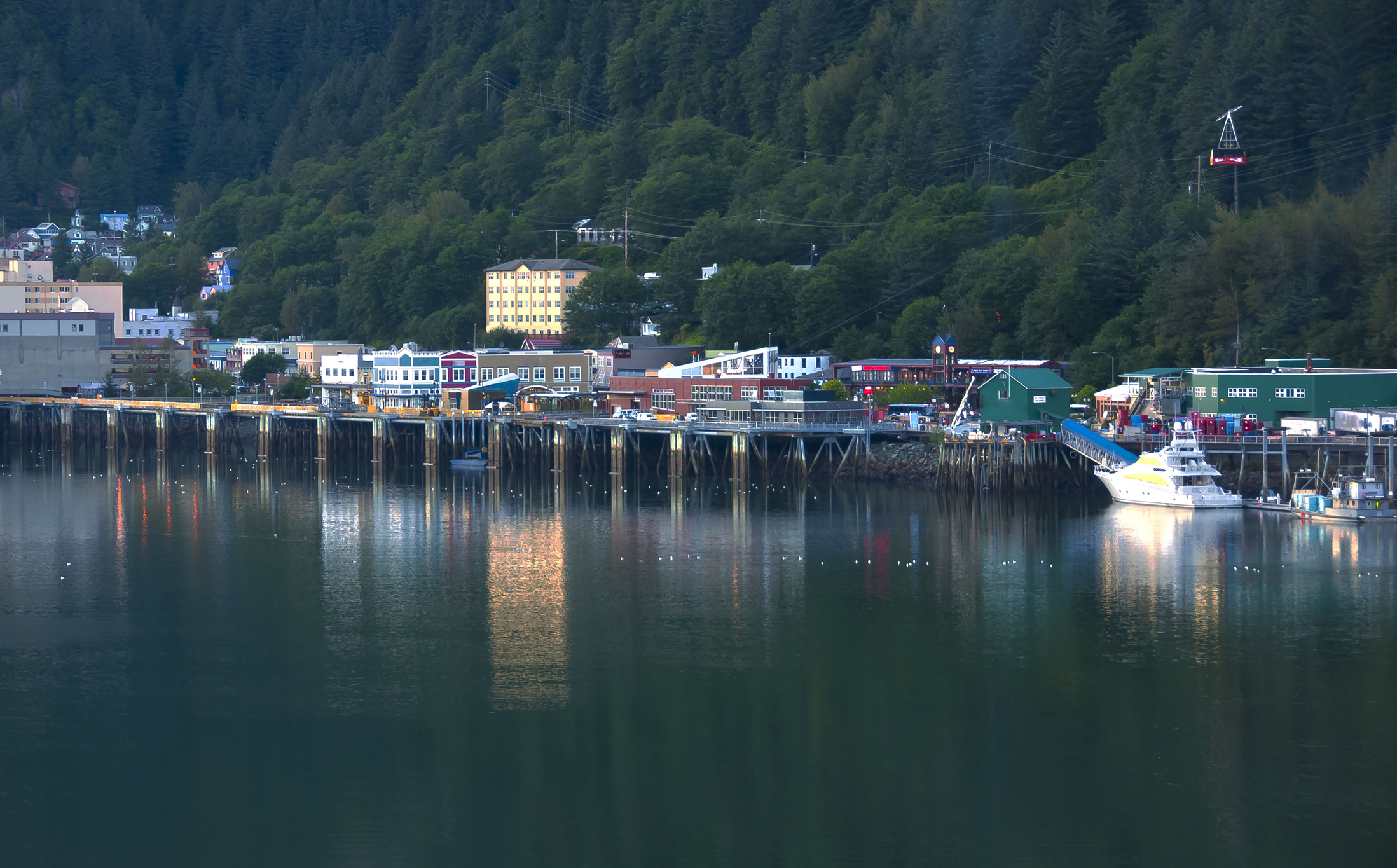 A panoramic view of Juneau, Alaska&#039;s shoreline.