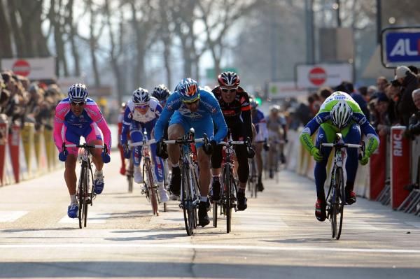 Peter Sagan (right, Liquigas-Doimo) couldn't quite hold off William Bonnet (centre, Bbox Bouygues Telecom)
