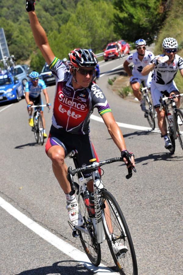 Matt Lloyd (Silence-Lotto) signals for help.