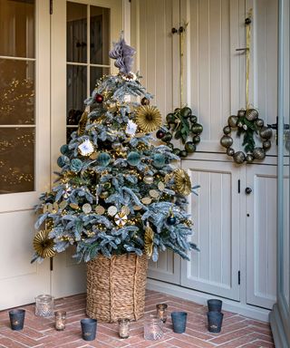 Christmas door decor ideas with bauble wreath and tree