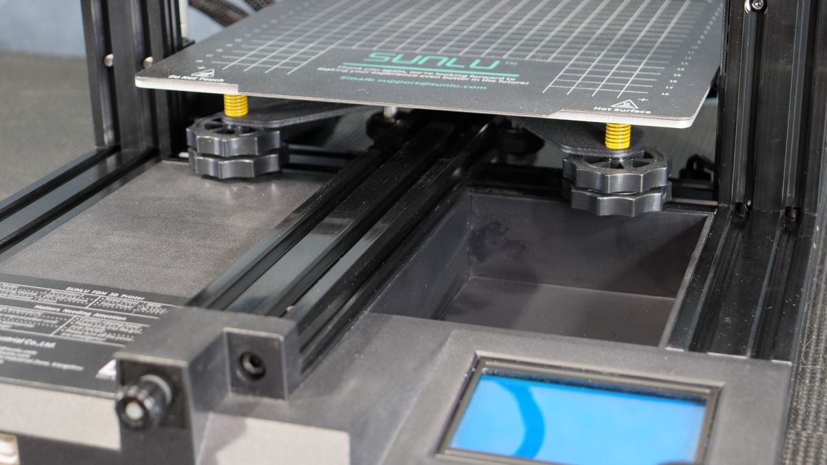 Sunlu Terminator 3 (T3)_Close up of the underneath of the 3D printer bed 1