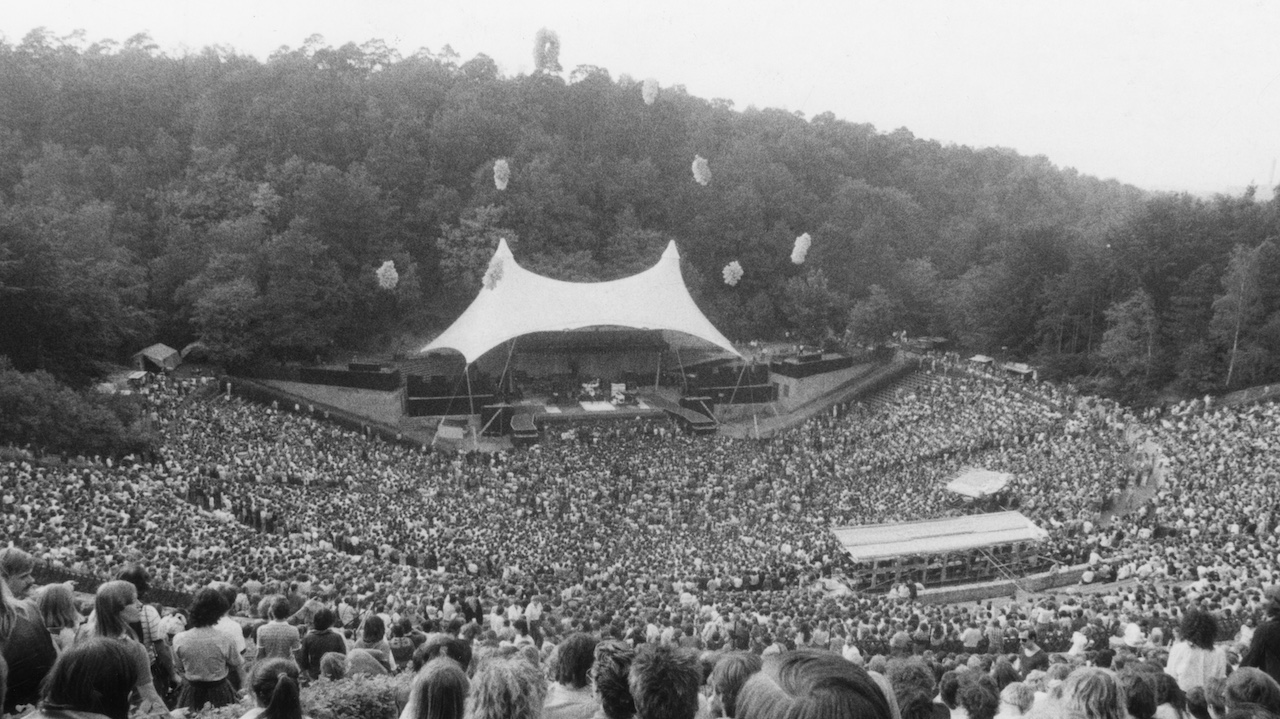 A shot of the amphitheater as the balloons are released