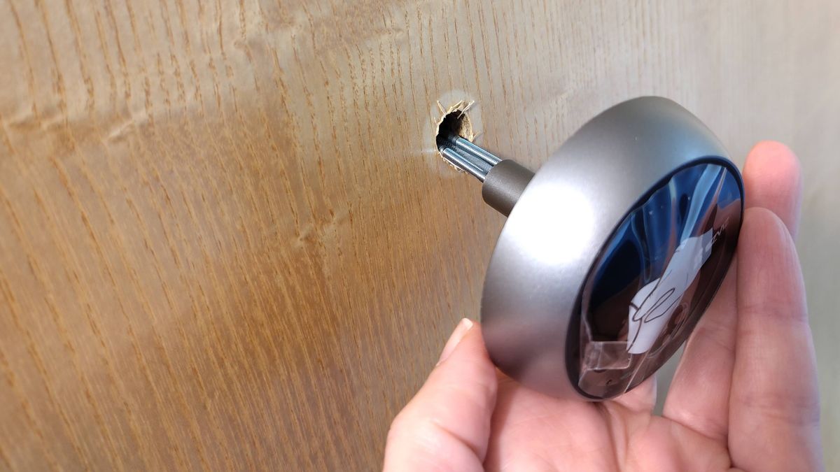 Fitting Ezviz Wire-Free Peephole Door Viewer EP4 to door