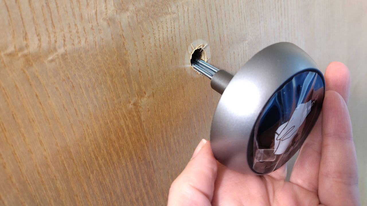 Fitting Ezviz Wire-Free Peephole Door Viewer EP4 to door