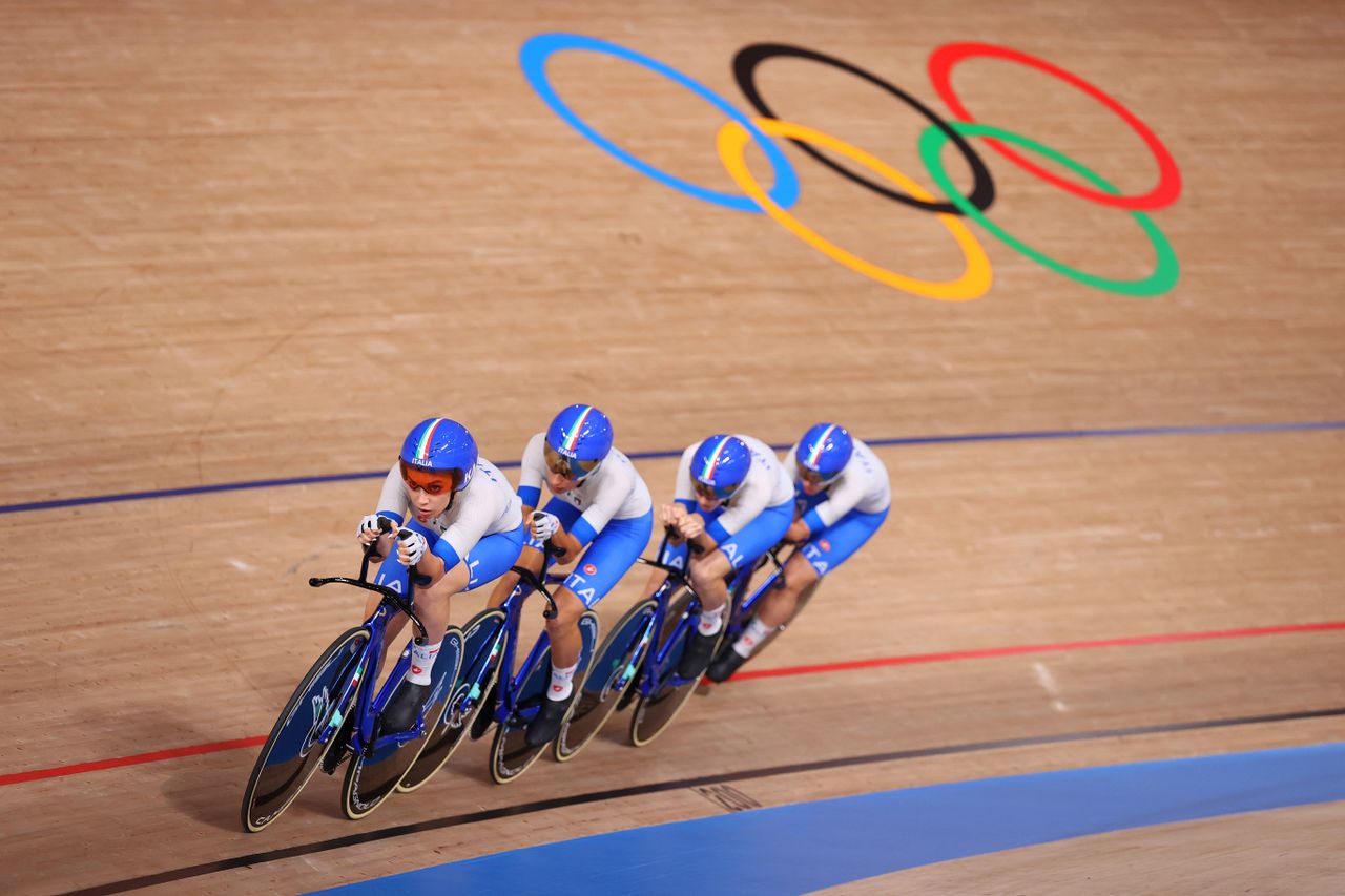 Italy in action in the women's team pursuit qualifying.